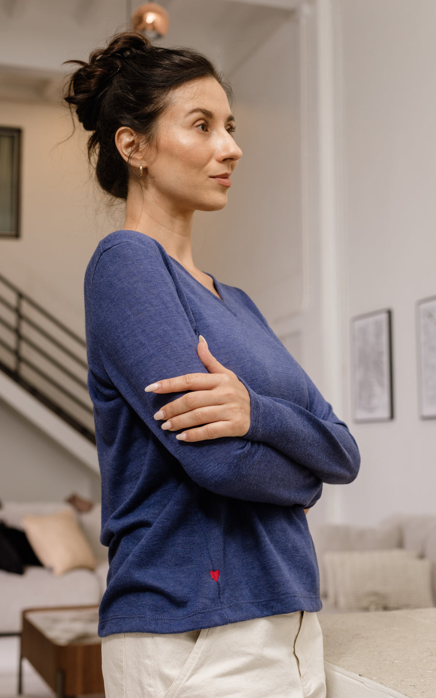 חולצת וי כחולה