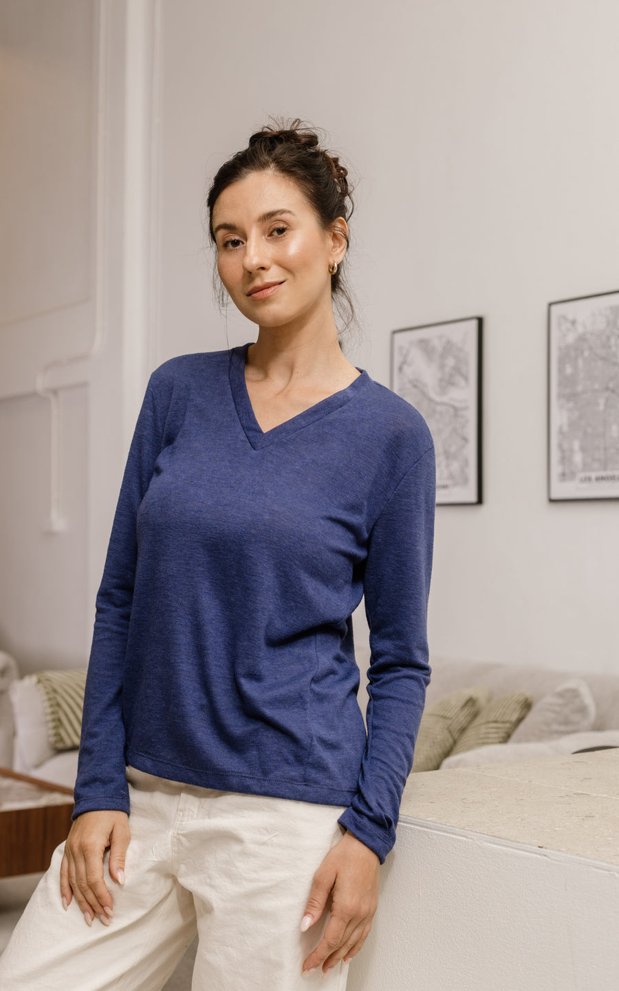 חולצת וי כחולה