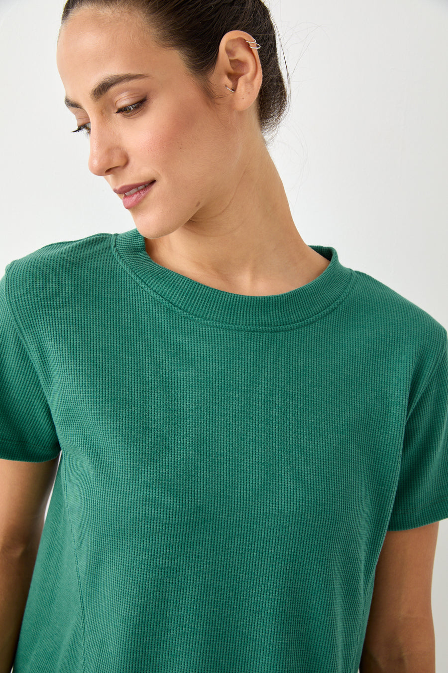 חולצת חתכים מבד ואפל בצבע ירוק