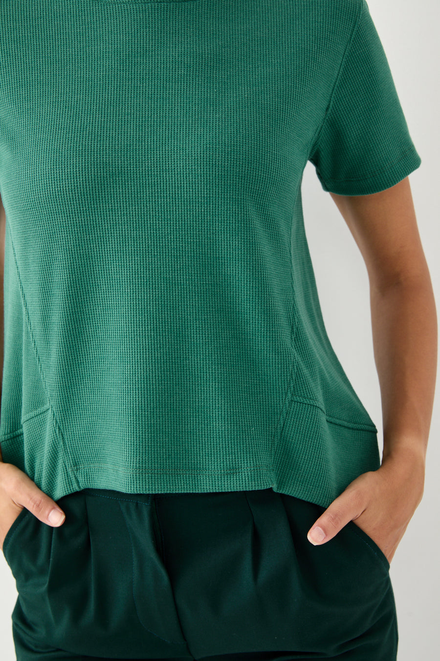 חולצת חתכים מבד ואפל בצבע ירוק