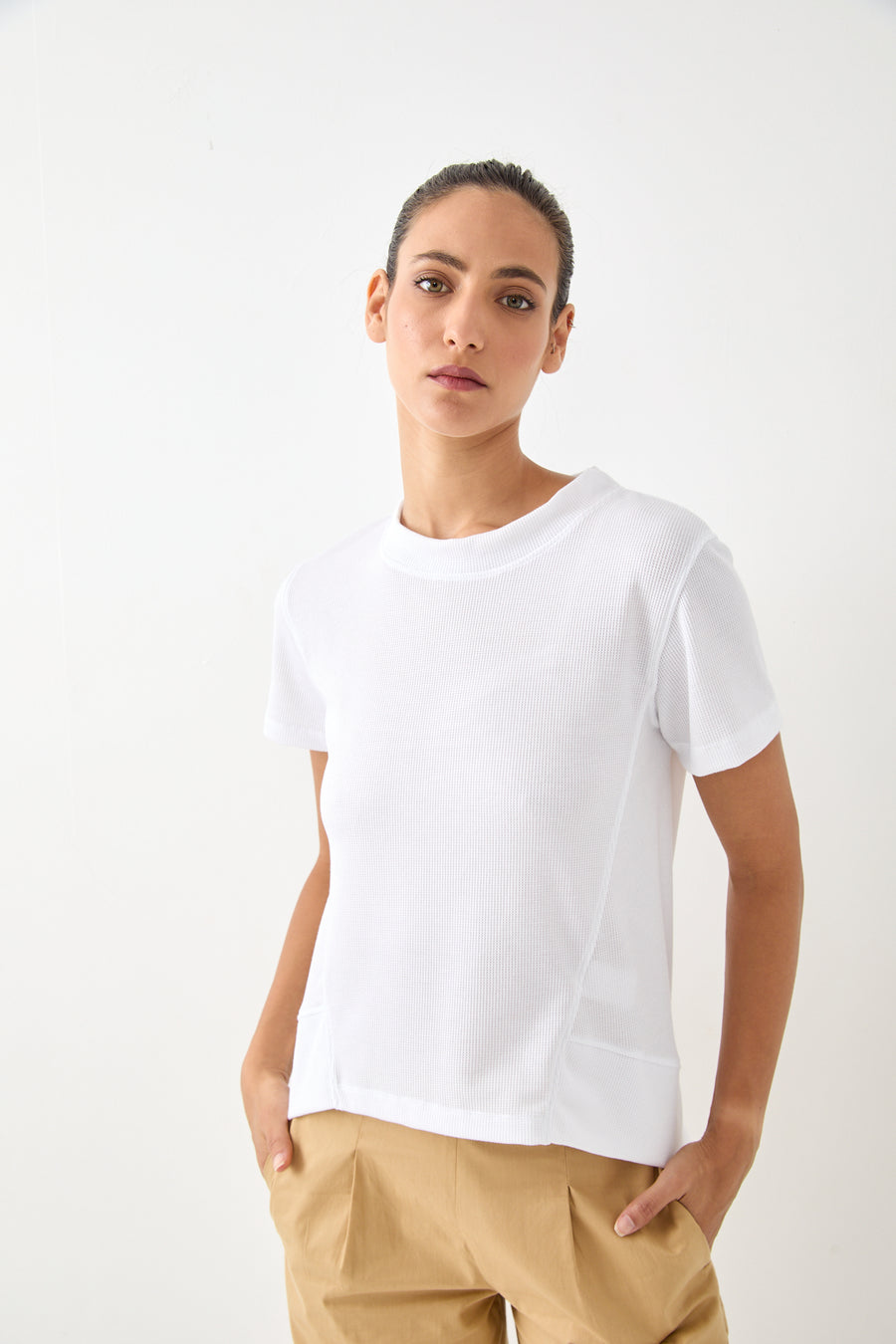 חולצת חתכים מבד ואפל בצבע לבן